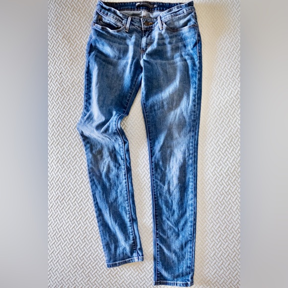 LEVI’S | Demi Curve Modern Rise Skinny Jeans in Medium Wash - Picture 2 of 5